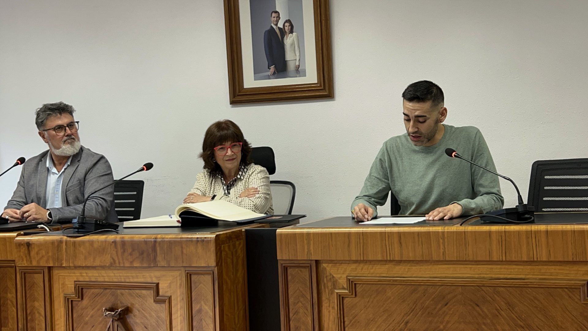 Muro i l’AVL firmen un conveni per a enfortir l’ús del valencià en tots els àmbits de la vida pública