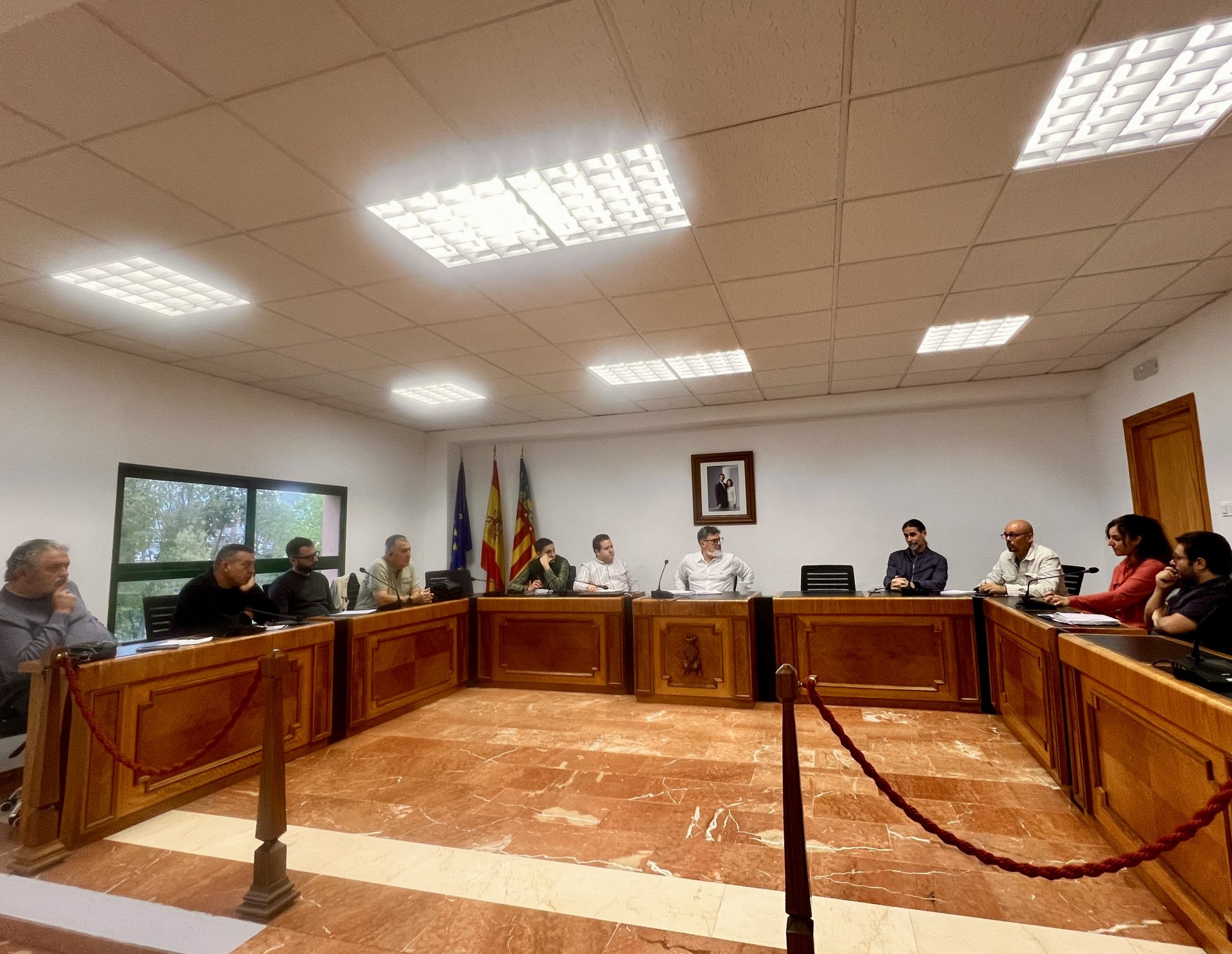La Corporació Municipal de Muro es reuneix per a mostrar la seua predisposició a col·laborar amb el centre de xiquets en estat de vulnerabilitat